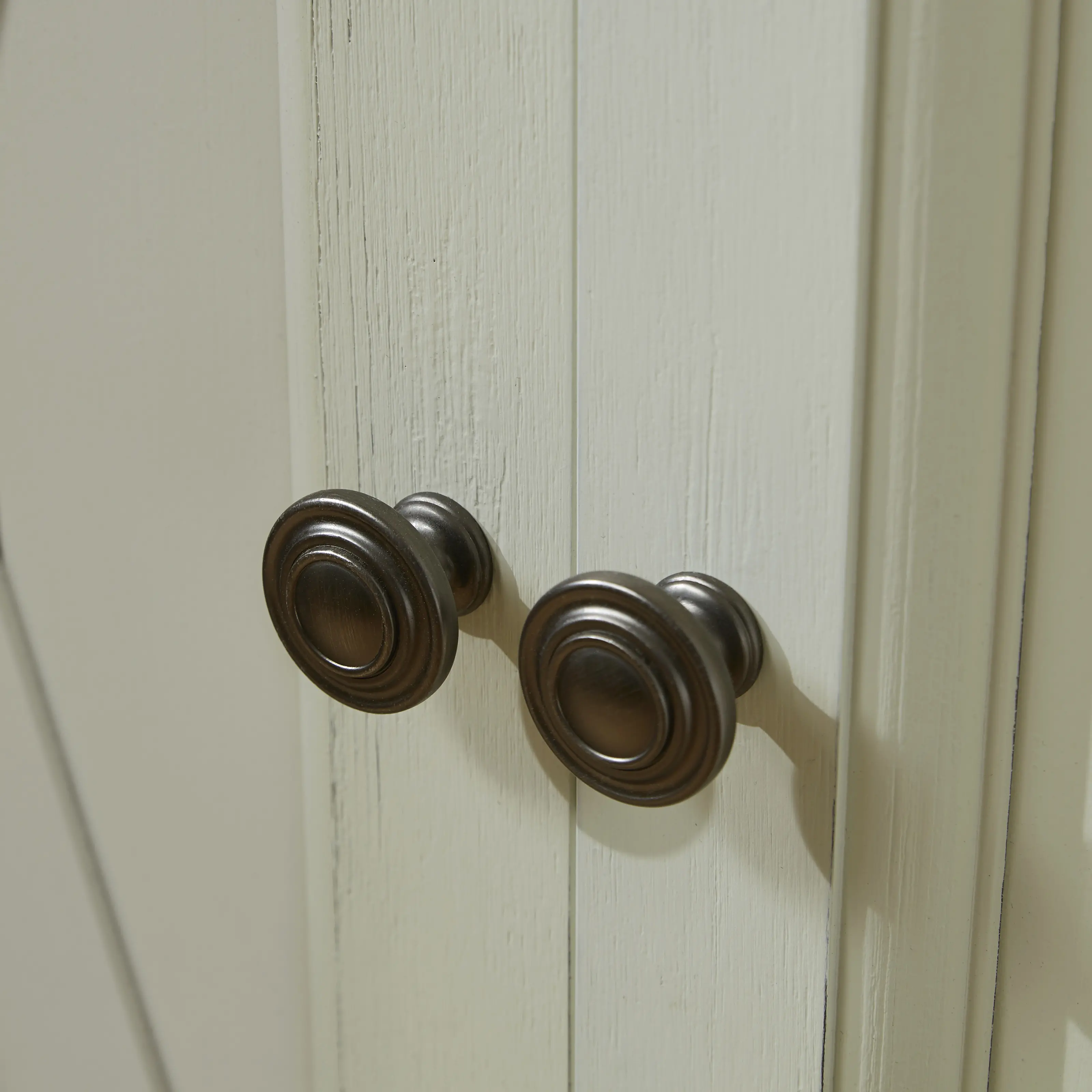 5523-68 Seaside Lodge Off-White Corner China Cabinet-7