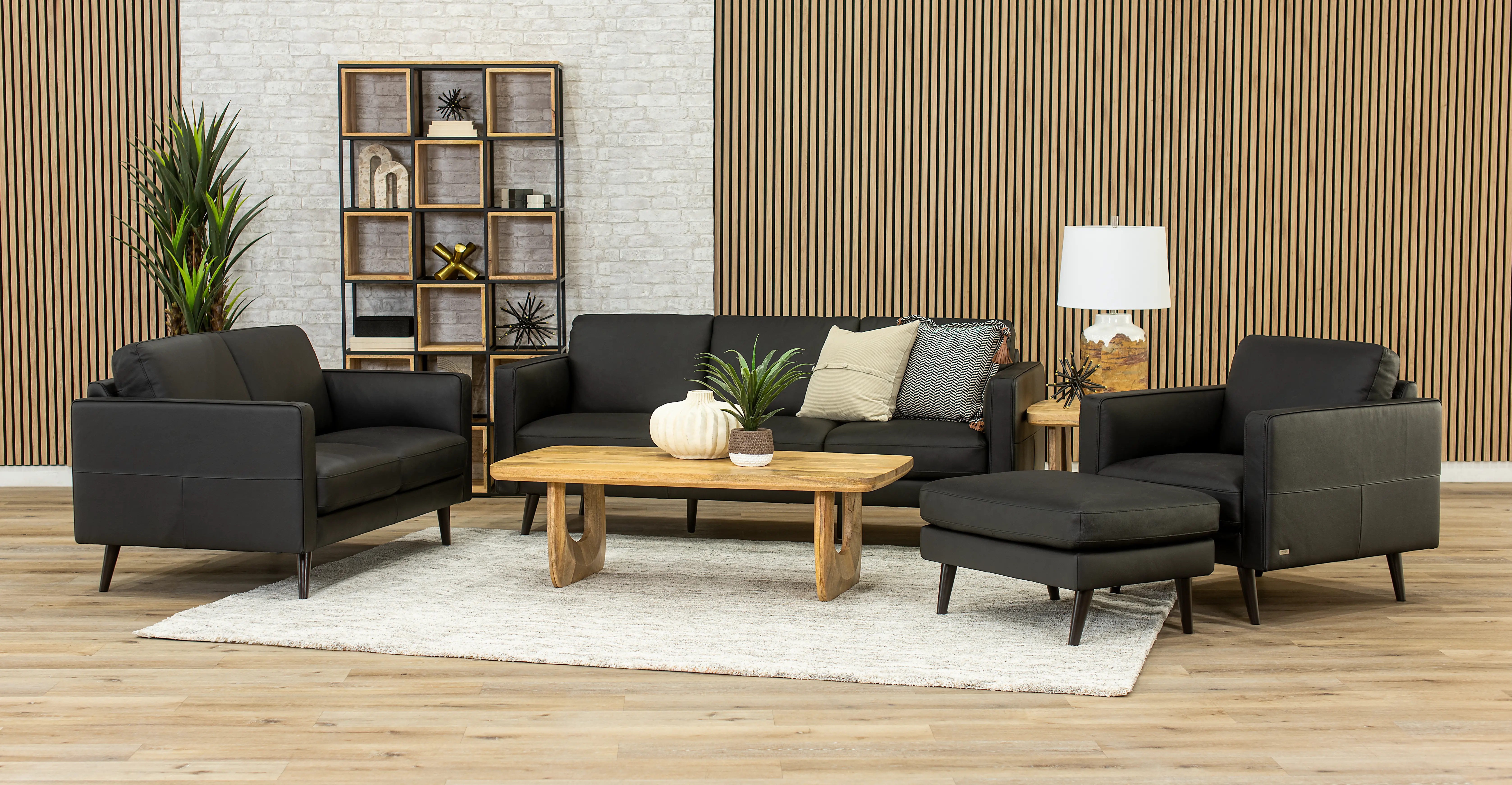 C092-064/A0D5 Destrezza Black Leather Sofa-10