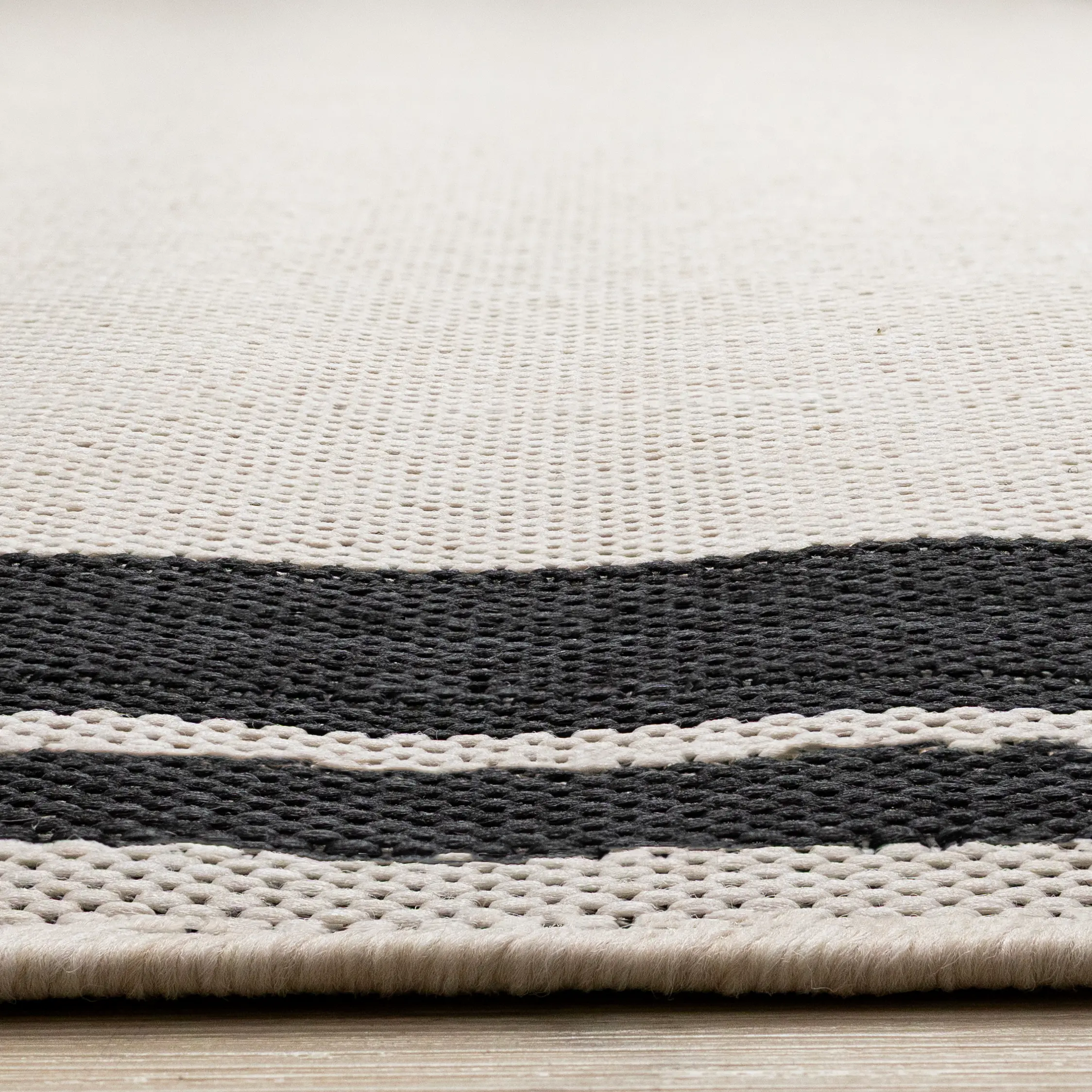 Jasper 8 x 10 White with Black Border Outdoor Area Rug-6