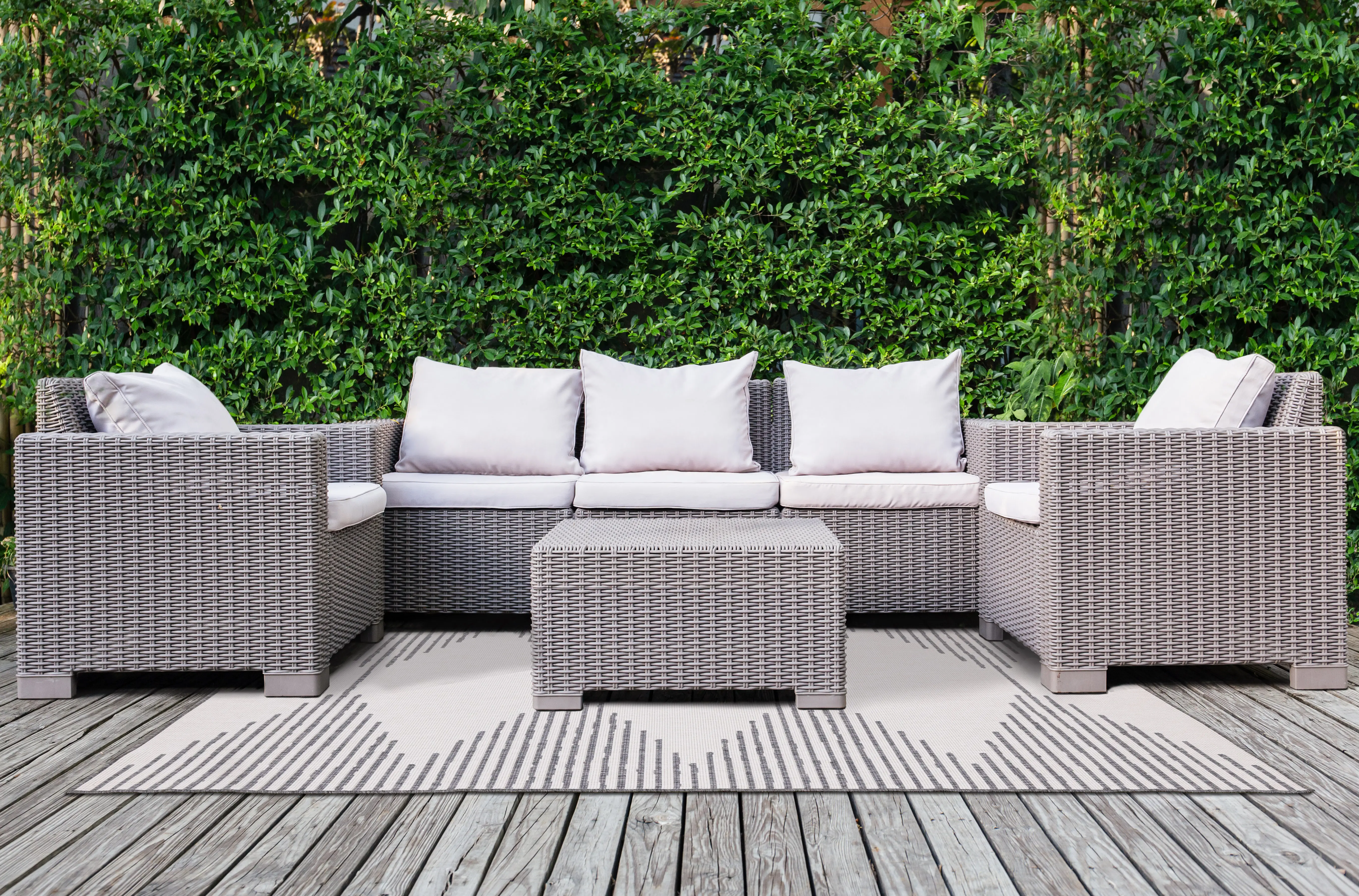 Bristol 5 x 8 Gray Triangles Reversible Indoor-Outdoor Area Rug-2