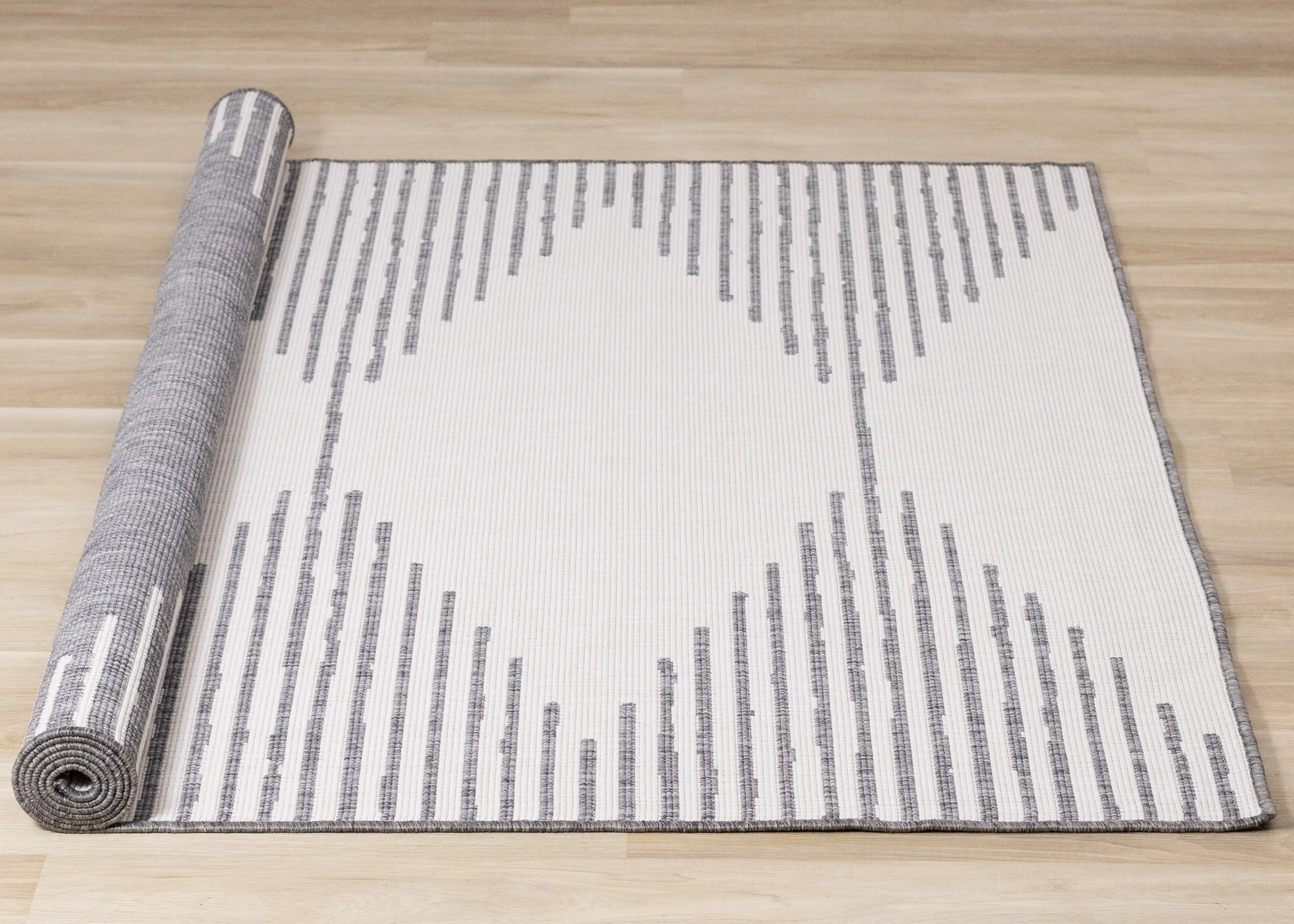 Bristol 5 x 8 Gray Triangles Reversible Indoor-Outdoor Area Rug-8