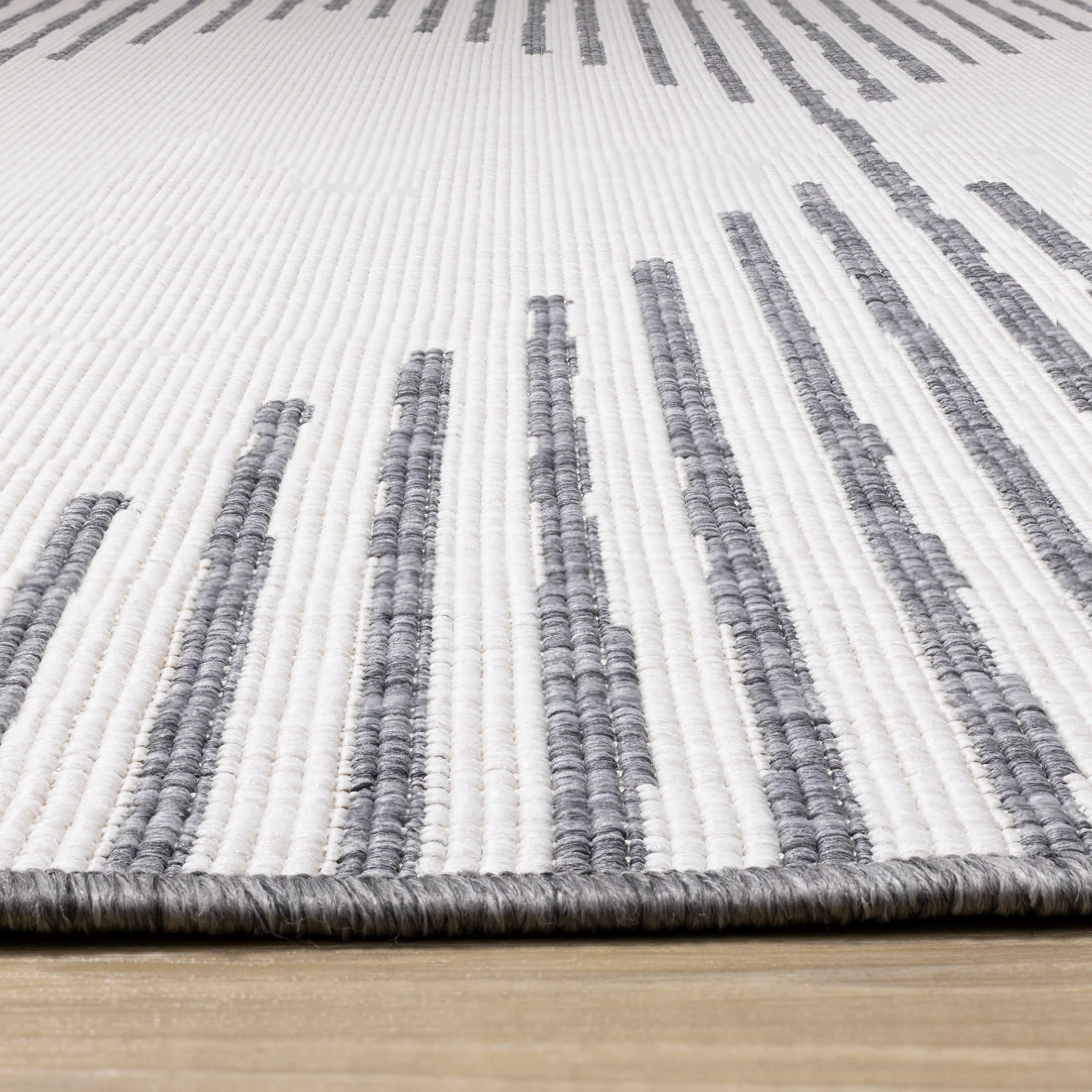 Bristol 6 x 9 Gray Triangles Reversible Indoor-Outdoor Area Rug-6