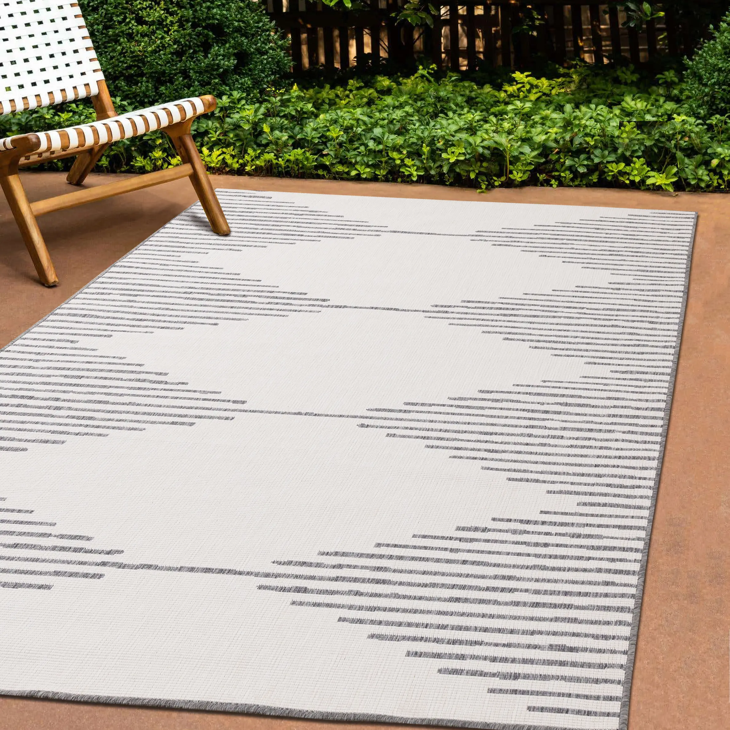 Bristol 6 x 9 Gray Triangles Reversible Indoor-Outdoor Area Rug-7