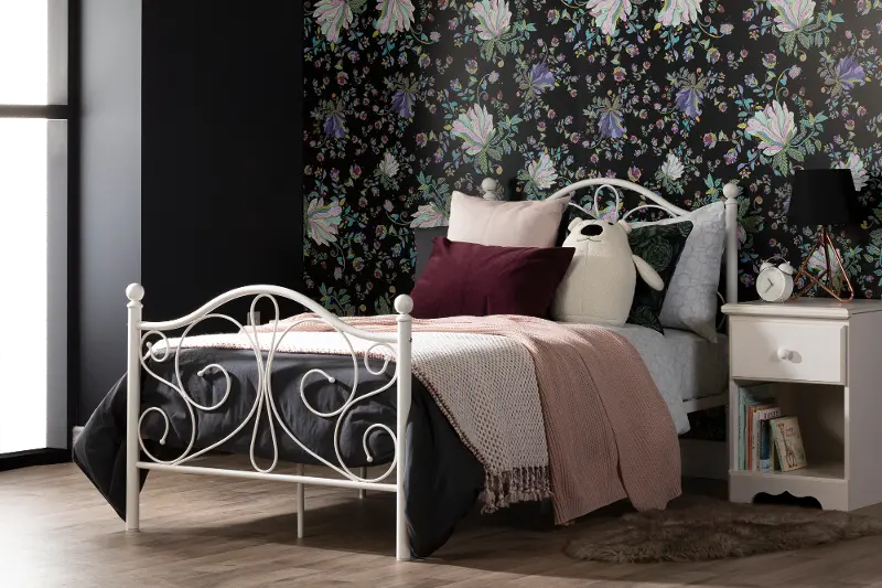 Summer Breeze Traditional White Full Metal Bed - South Shore