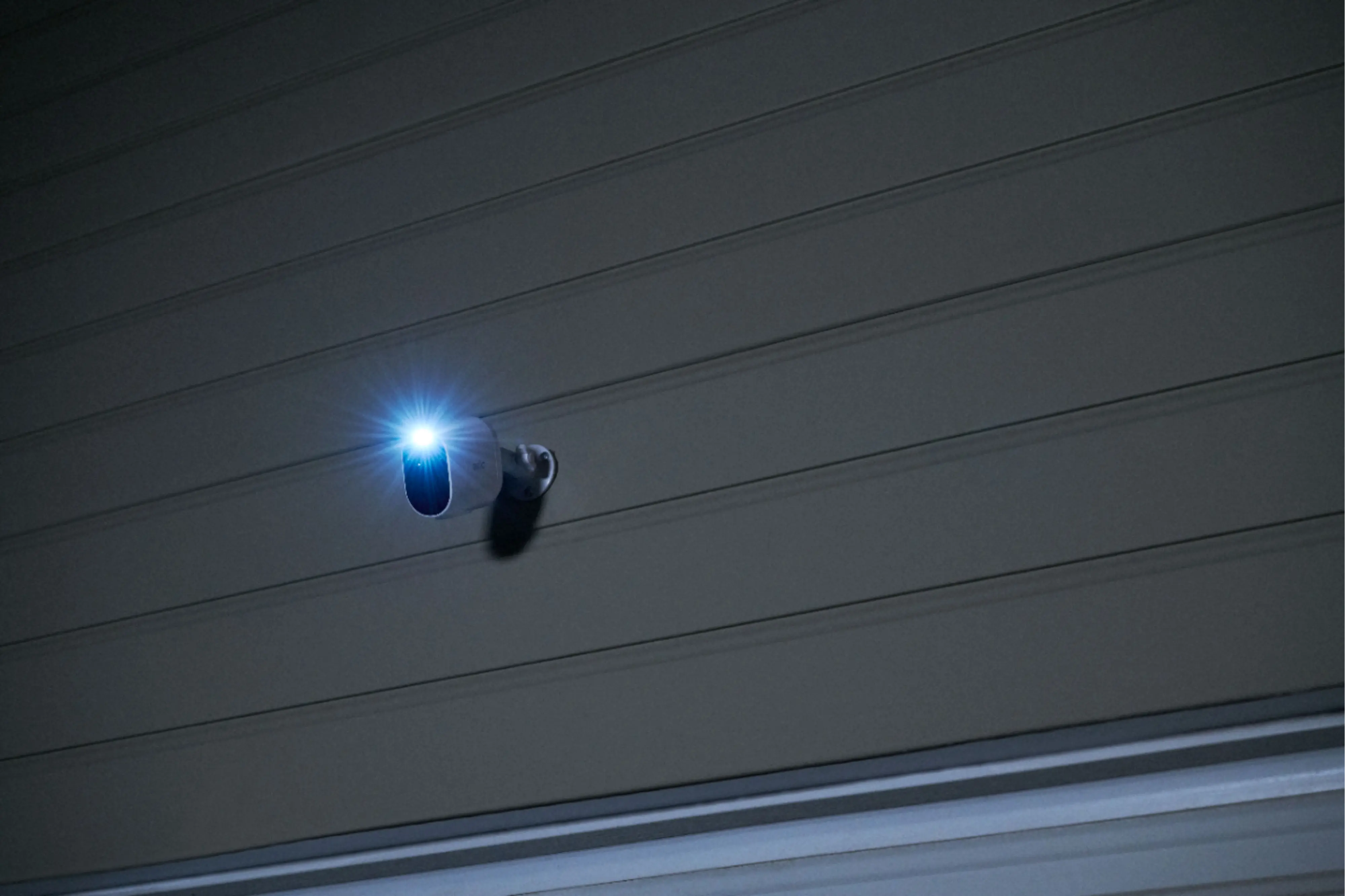 VMC2030100NAS Arlo Essential Spotlight Security Camera-4