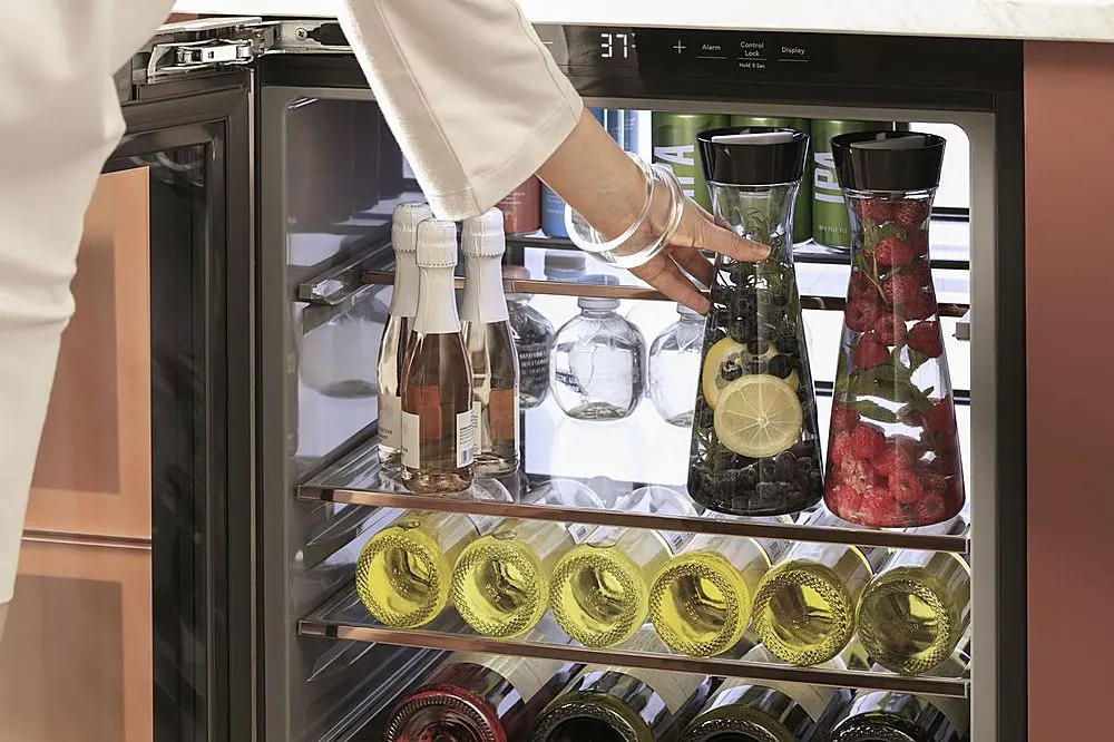CCP06BP2PS1 GE Cafe 5.1 cu ft Beverage Center-8