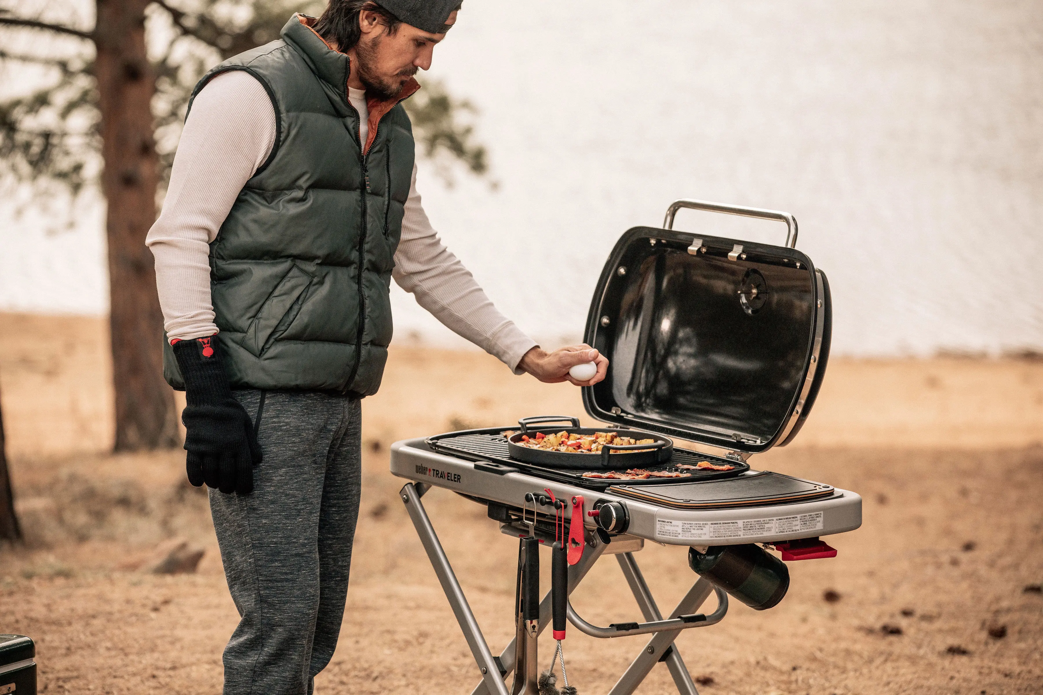 9010001,TRAVELER,BLK Weber Traveler Portable Liquid Propane Grill-7