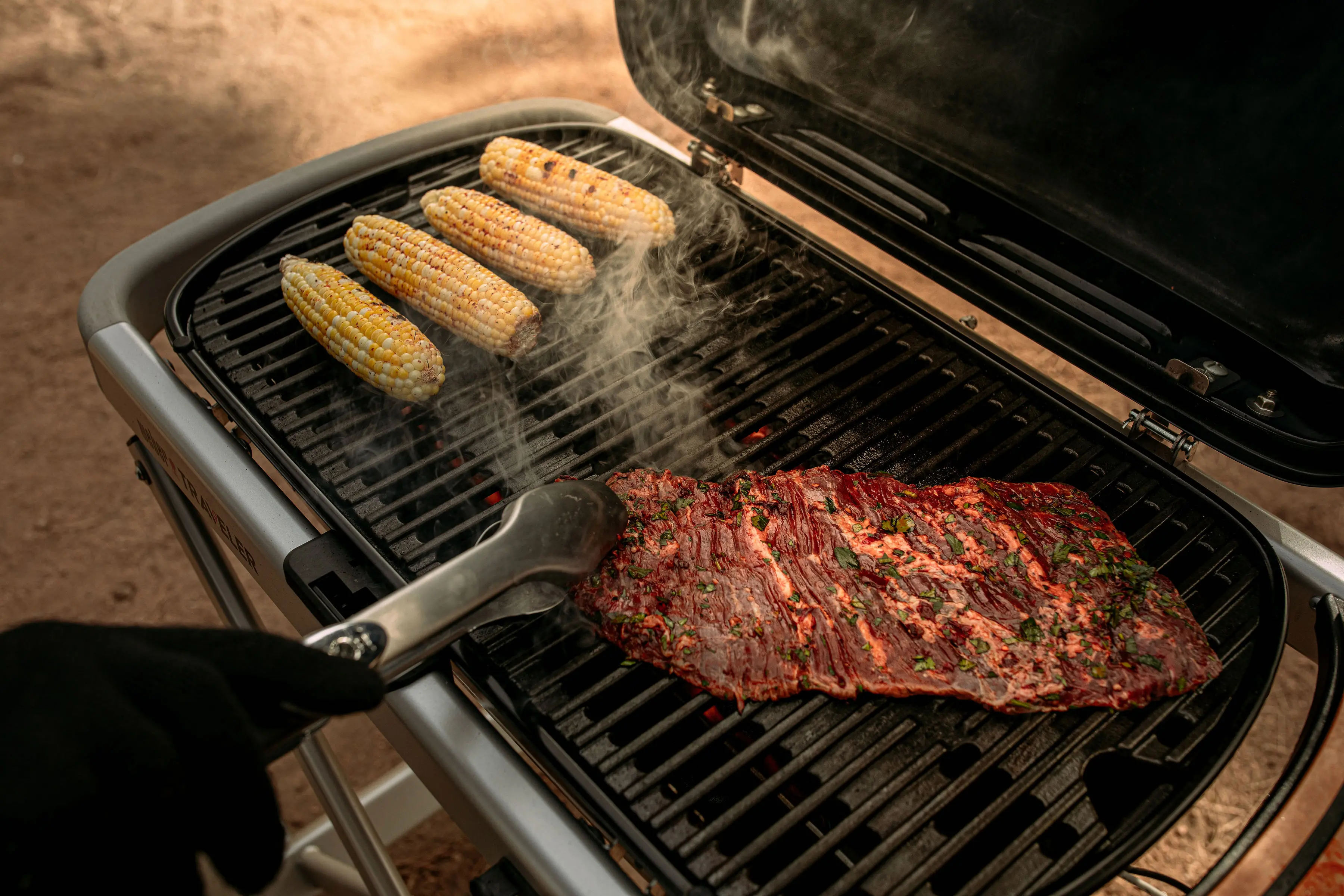 9010001,TRAVELER,BLK Weber Traveler Portable Liquid Propane Grill-8