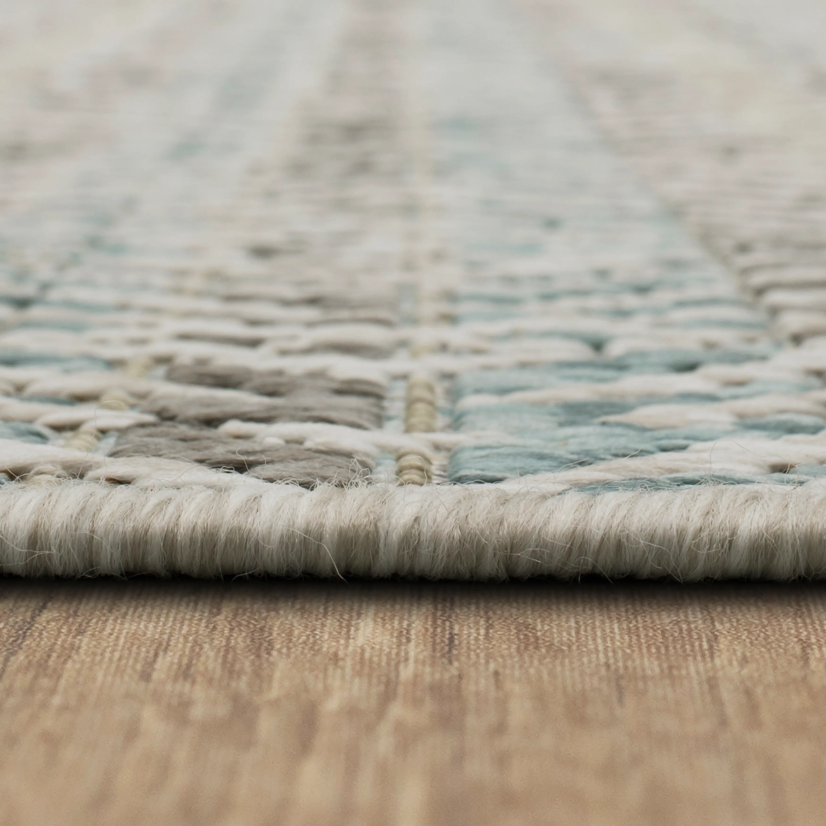 92314-E422/5.3X7.6 Shibori 5 x 8 Platinum Gray Indoor-Outdoor Rug-4