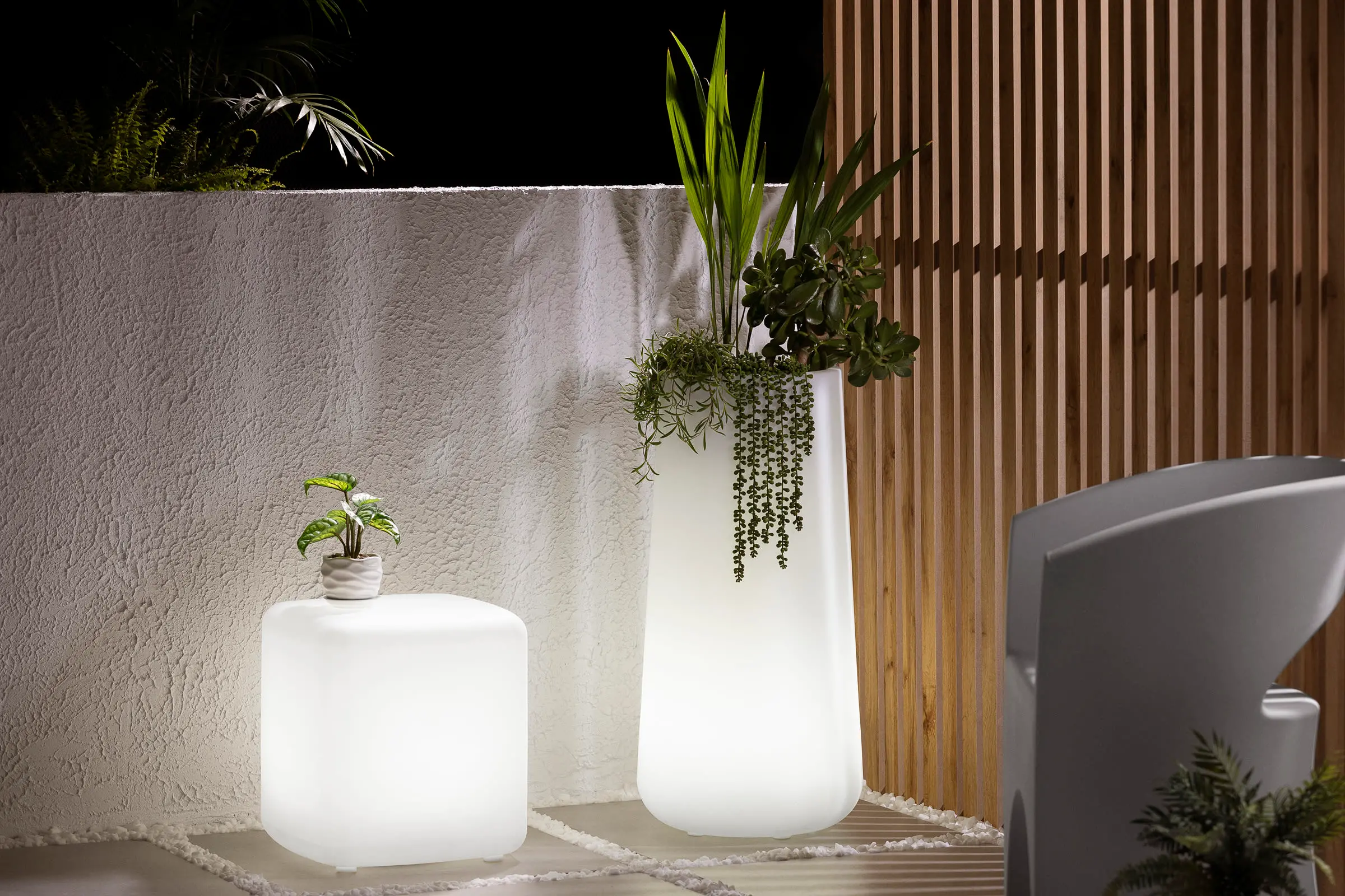 13798 Dalya White Lighted Planter-2