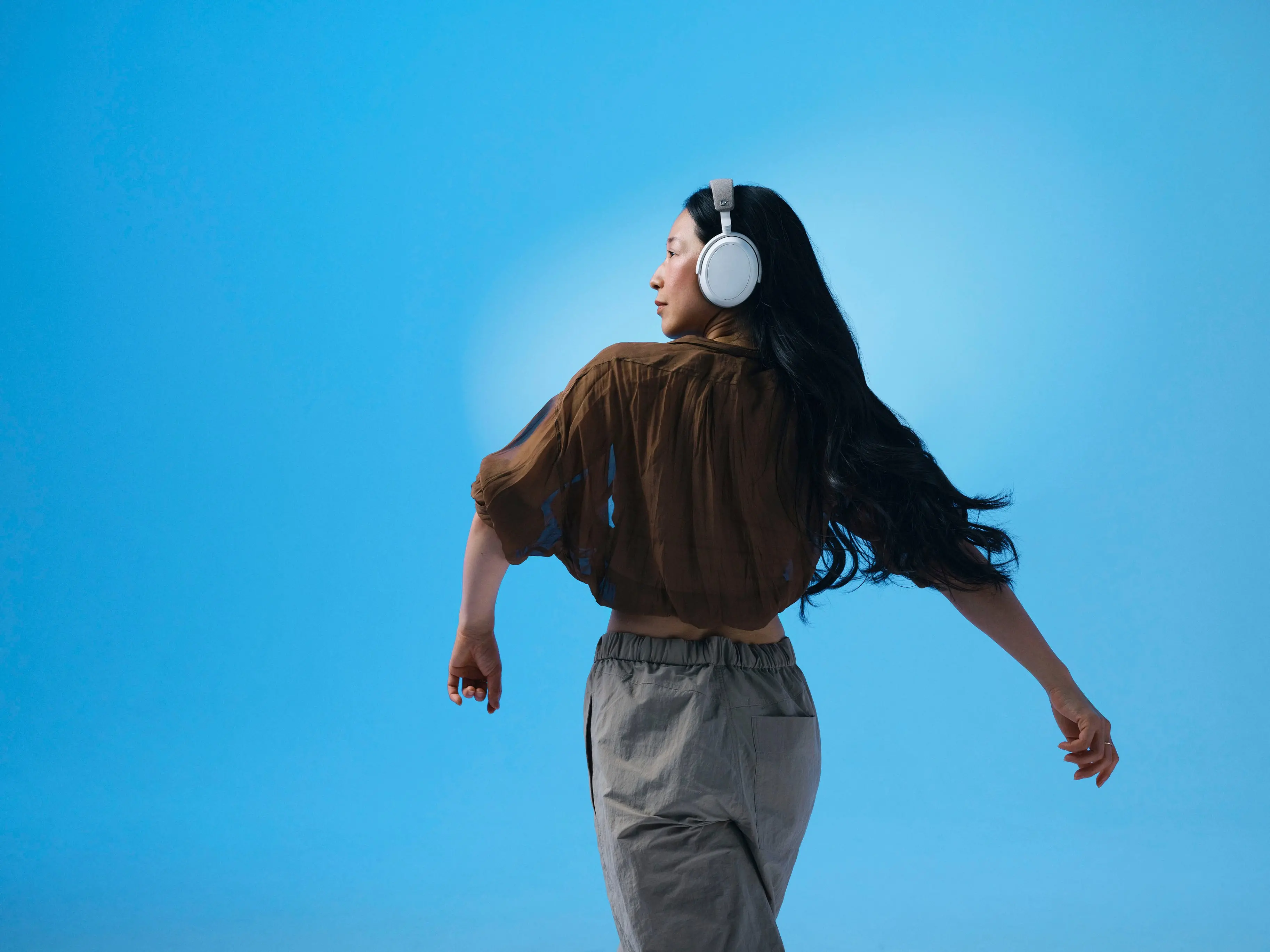 M4AEBT-WHITE/M4-ANC Sennheiser Momentum 4 Wireless Adaptive Noise-Canceling Over-The-Ear Headphones - White-10