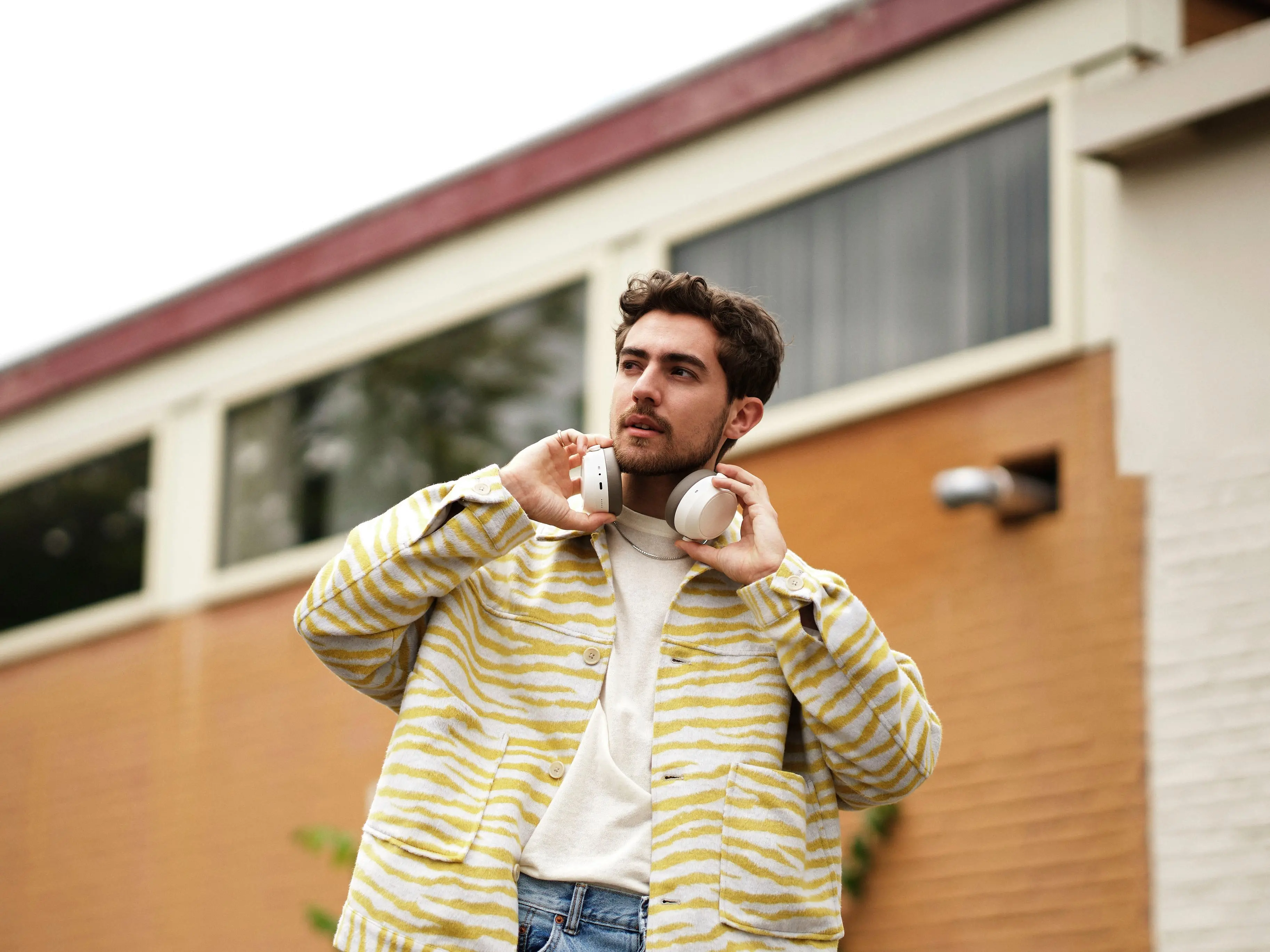 M4AEBT-WHITE/M4-ANC Sennheiser Momentum 4 Wireless Adaptive Noise-Canceling Over-The-Ear Headphones - White-8