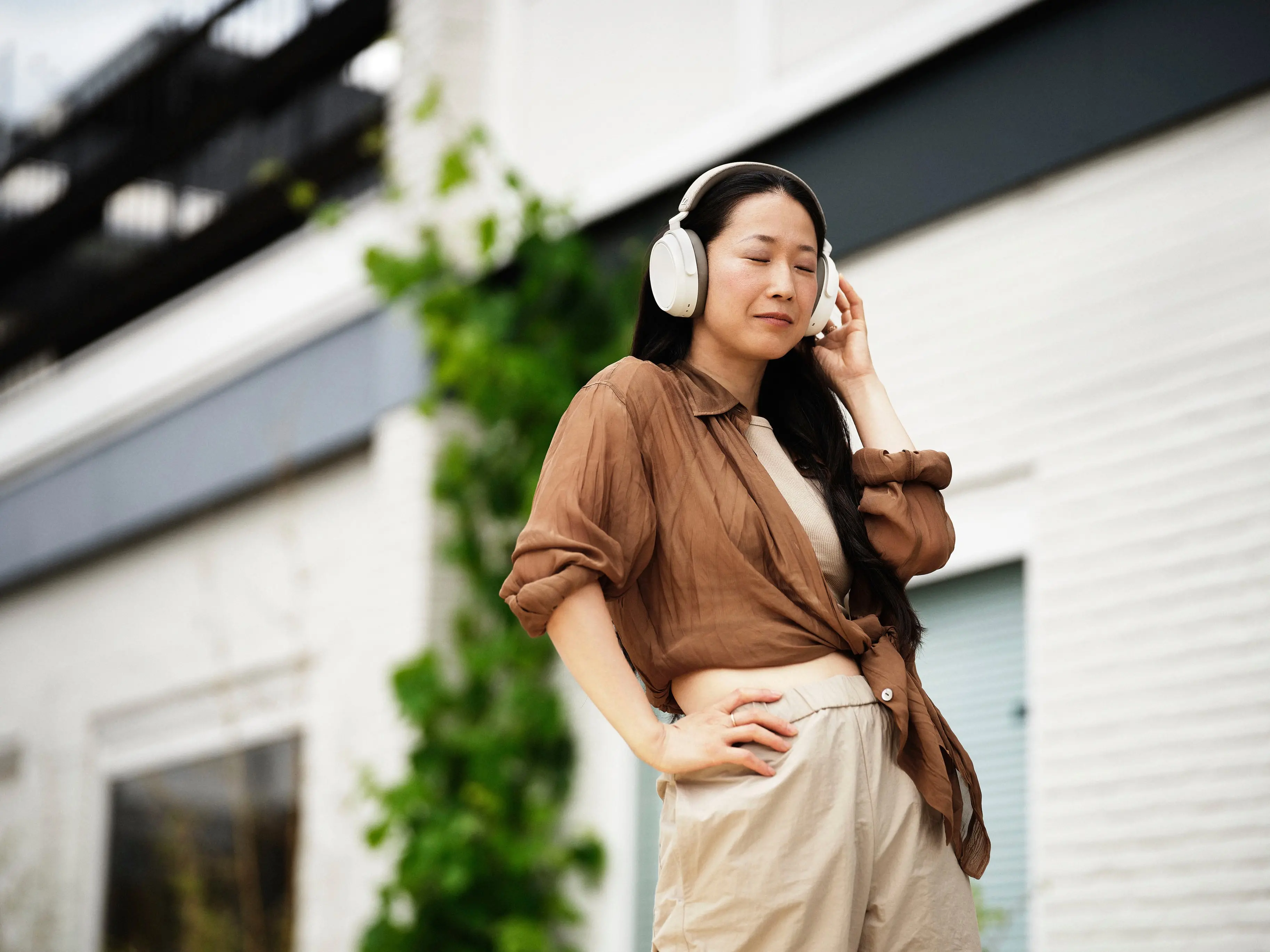 M4AEBT-WHITE/M4-ANC Sennheiser Momentum 4 Wireless Adaptive Noise-Canceling Over-The-Ear Headphones - White-9