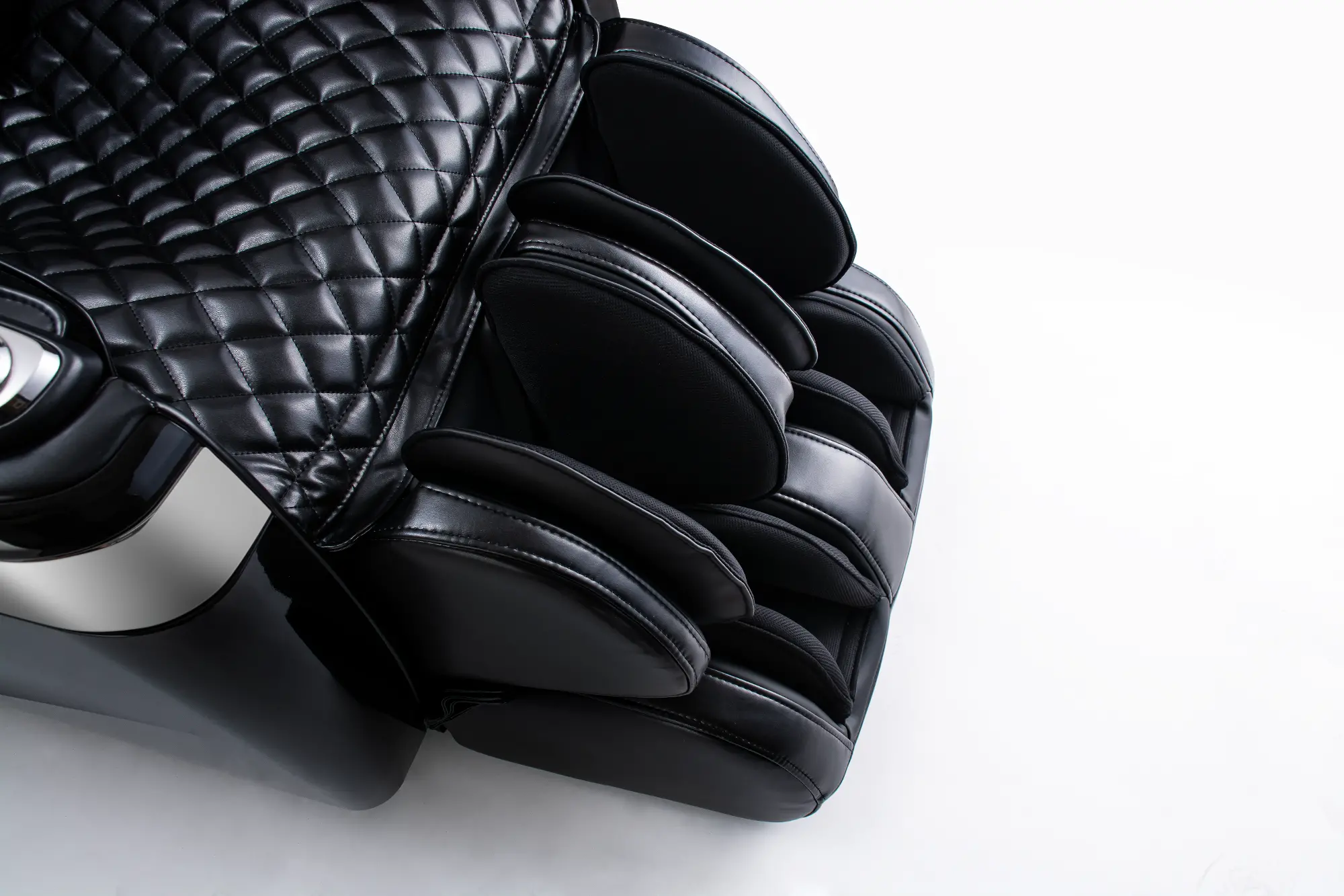 Cozzia Black Qi XE Pro Massage Chair | RC Willey