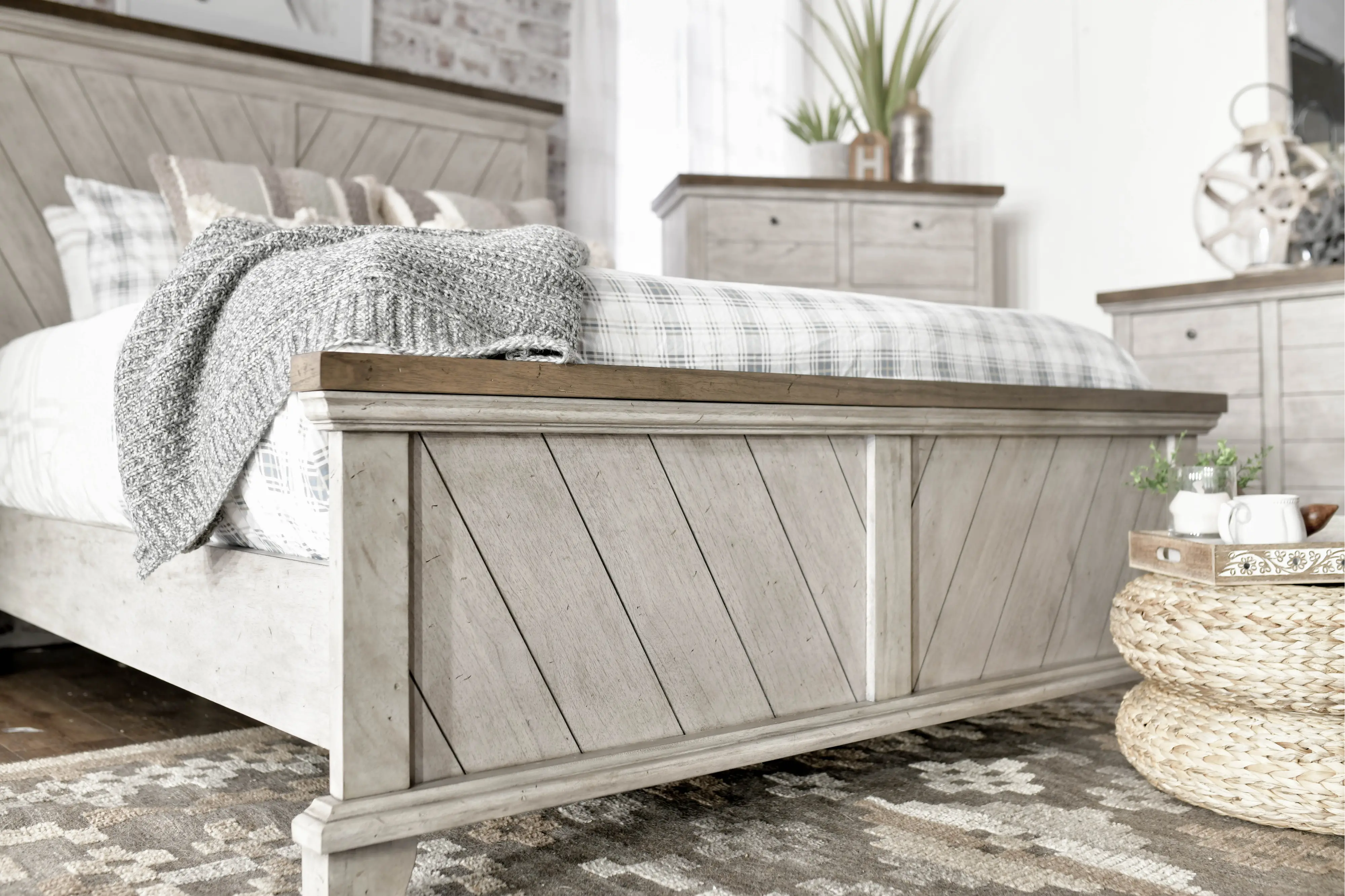 Bear Creek White 4 Piece Queen Bedroom Set-2