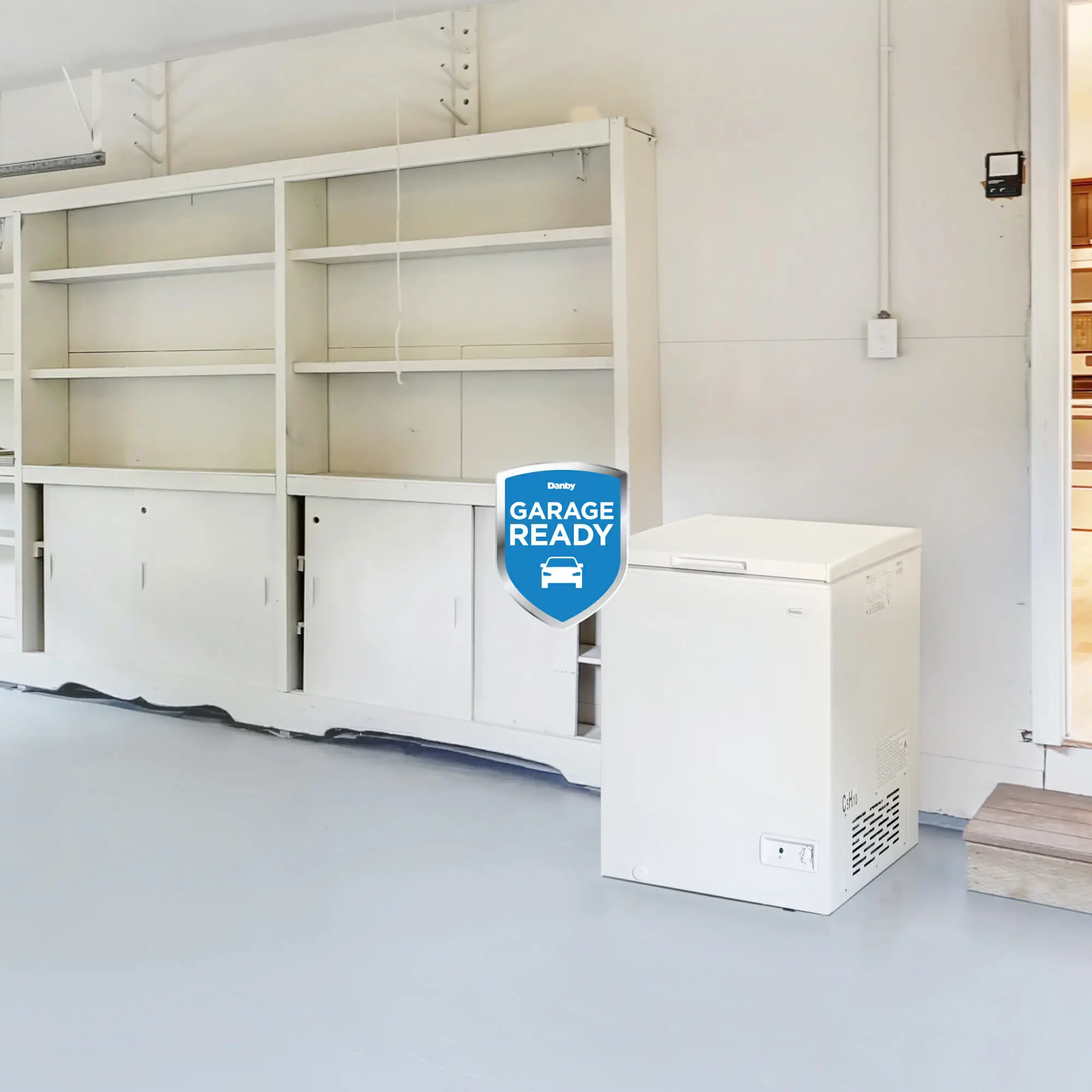 DCF050A6WM Danby Diplomat 5.0 cu ft Square Chest Freezer - White-10