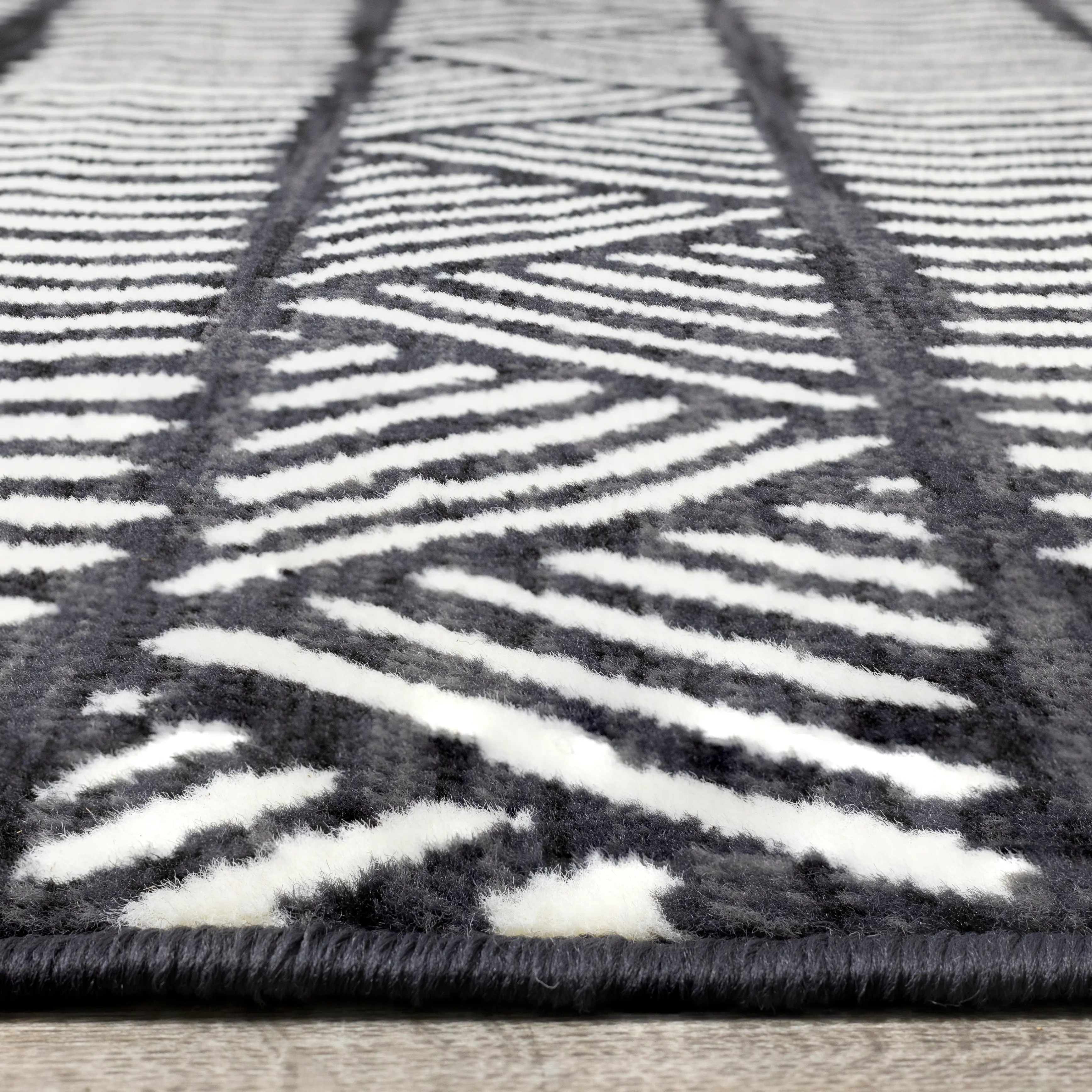Faira Grey & White Tribal 4 x 6 Area Rug-5