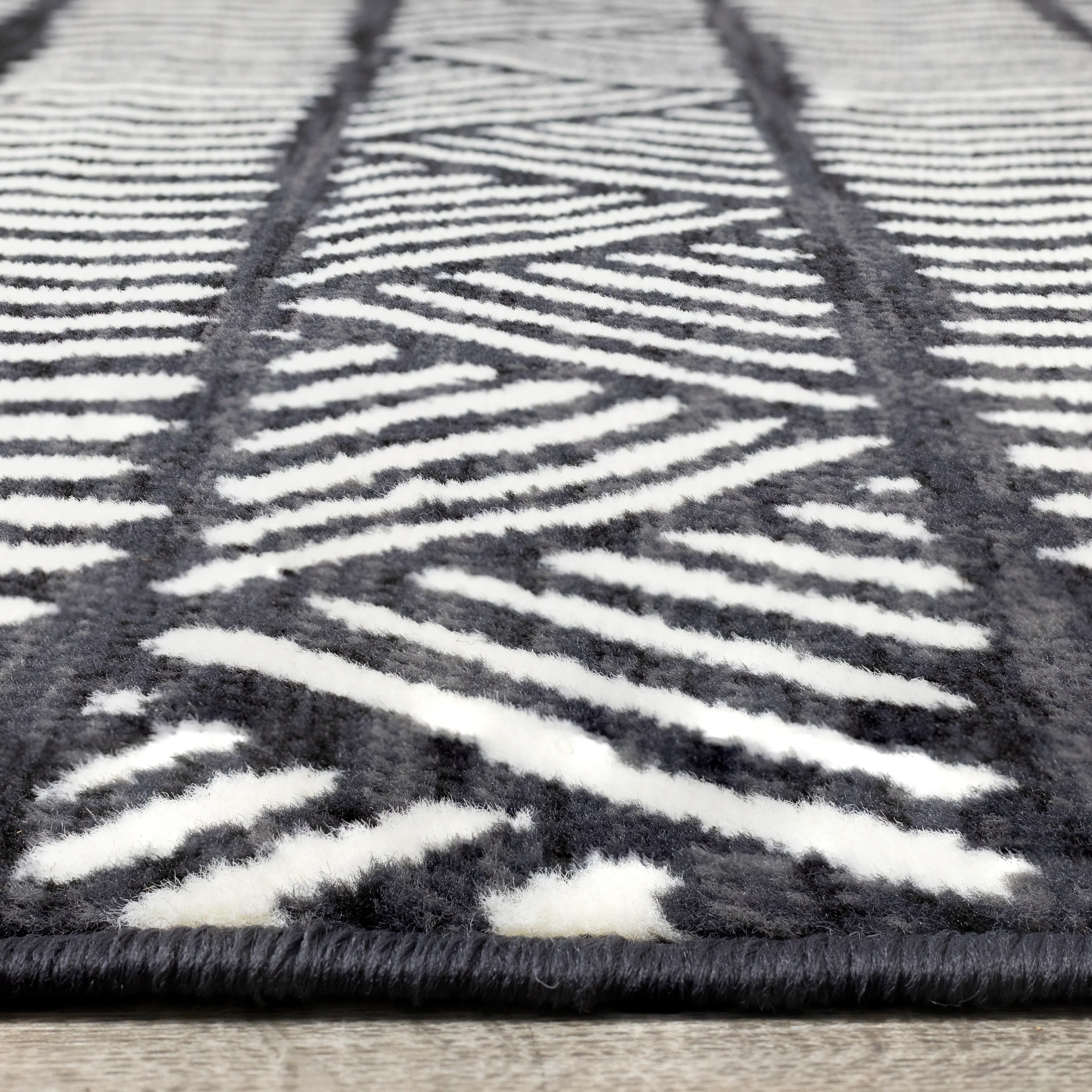 Faira Grey & White Tribal 4 x 6 Area Rug-5