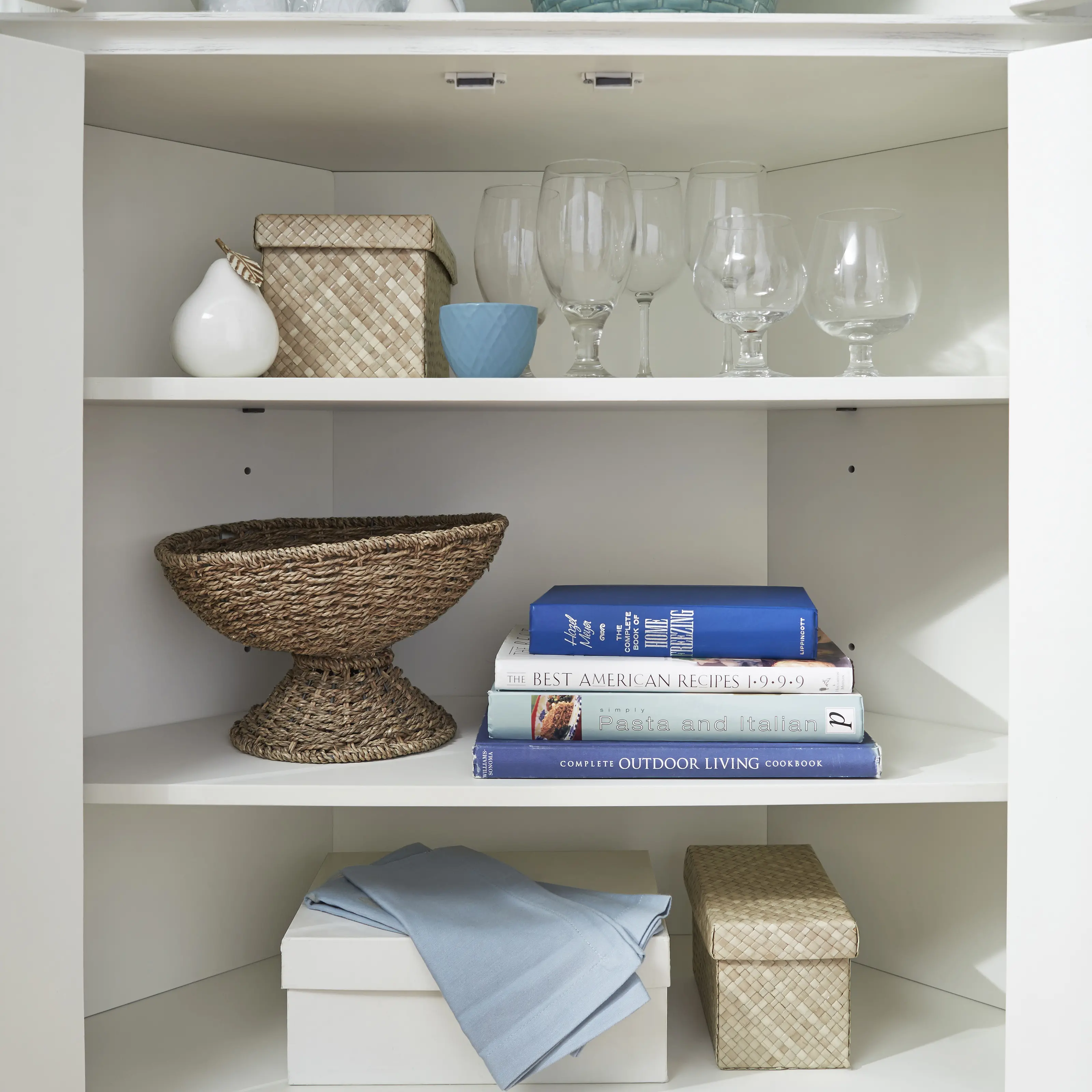 5523-68 Seaside Lodge Off-White Corner China Cabinet-4
