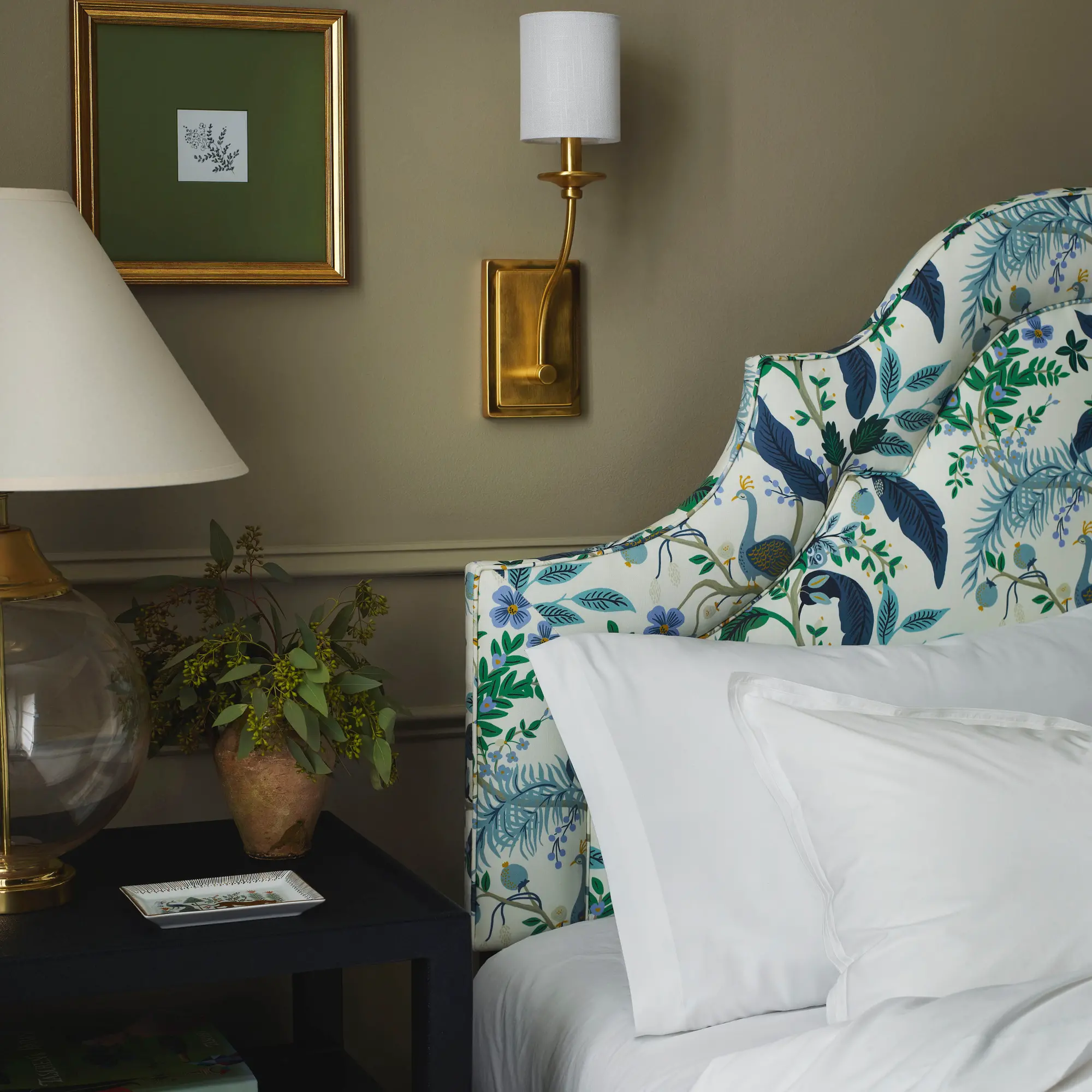 182BEDRPCPCBLWHLCB Rifle Paper Co. Marion Blue Peacock Queen Bed-4