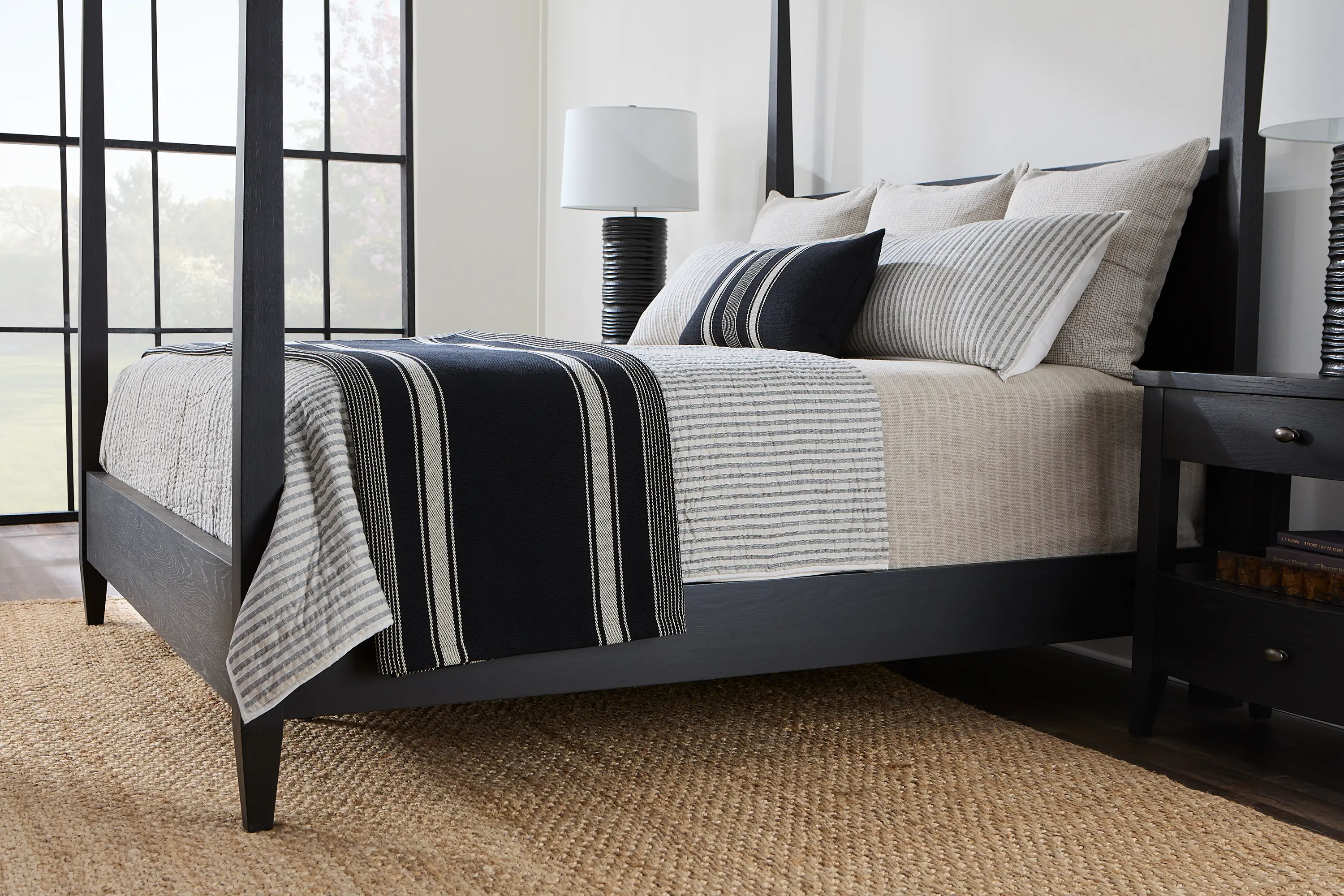 Monticello Black Queen Poster Bed-5