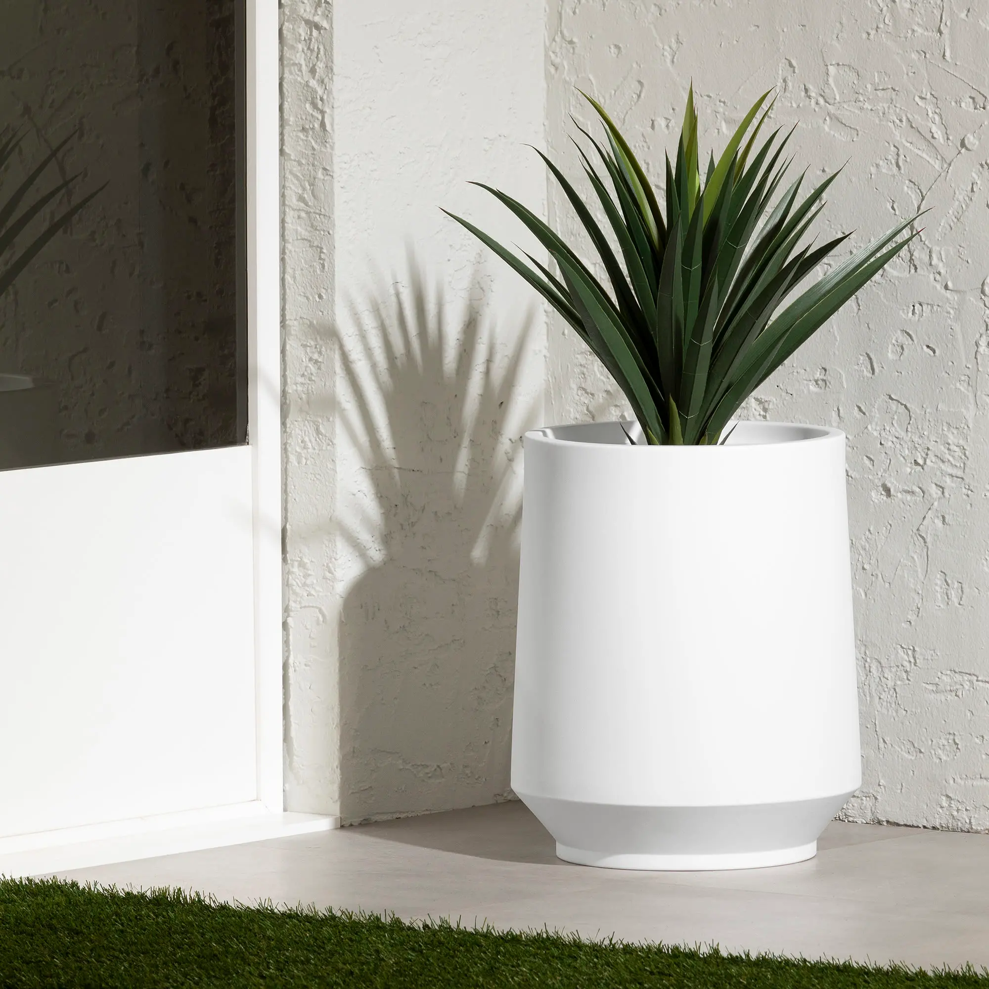 15009 Dalya White 19  Outdoor Planter-2