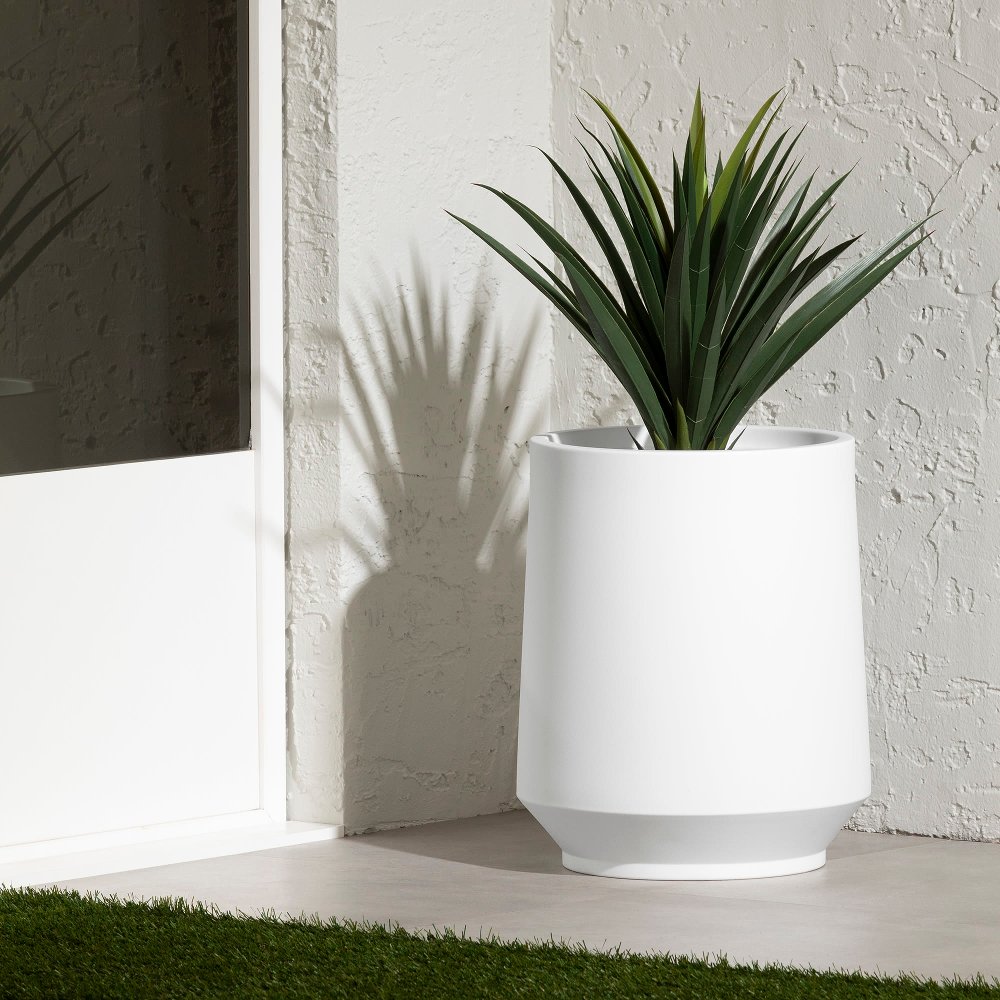 Dalya White 19" Outdoor Planter