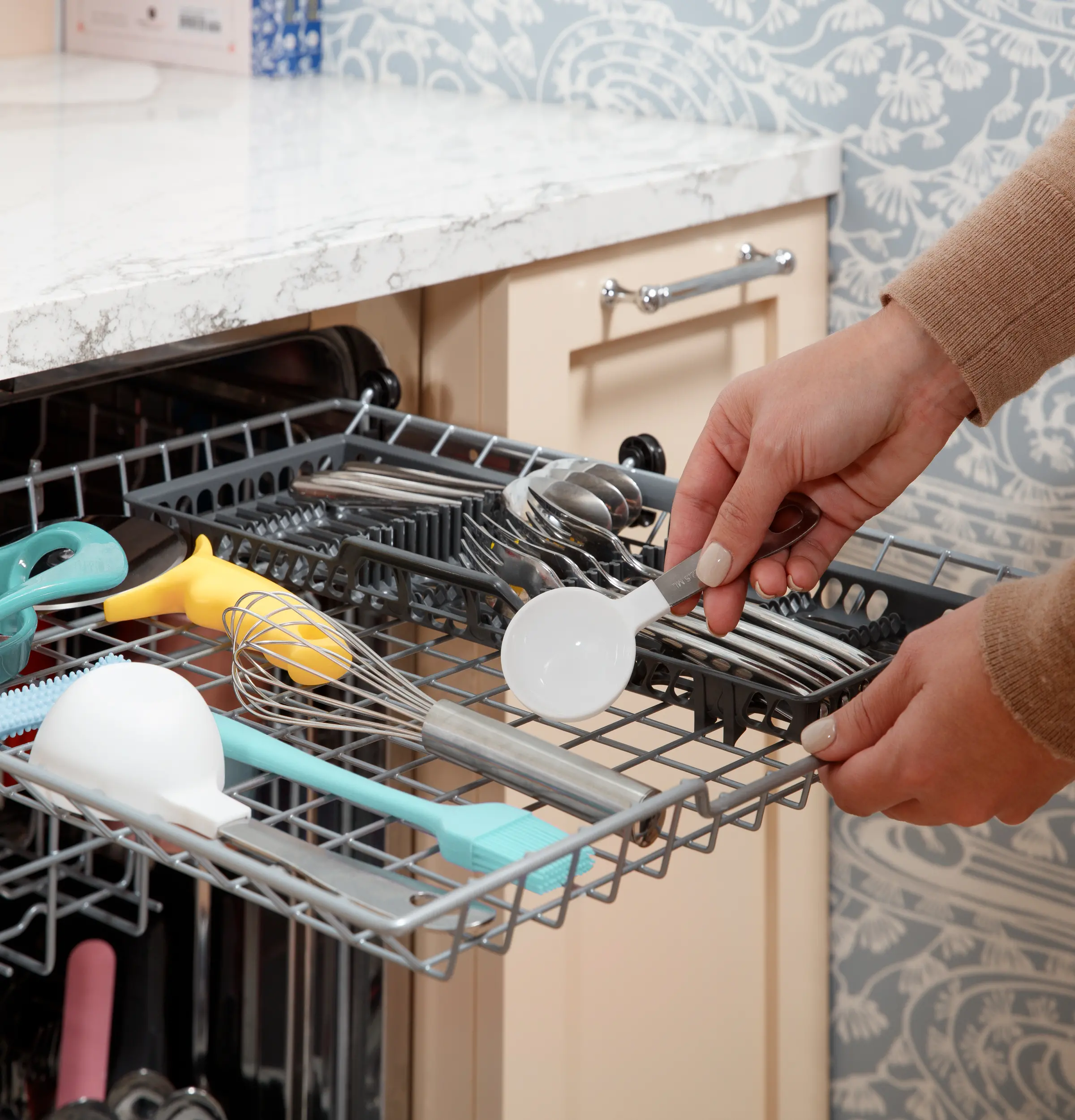 GDP670SGVWW GE Top Control Dishwasher - White-9