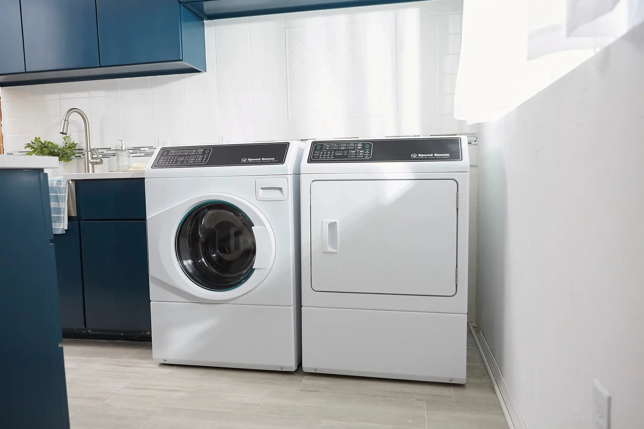 FF7011WN Speed Queen 3.5 Cu Ft Left-Hinge Front Load Washer - White-2