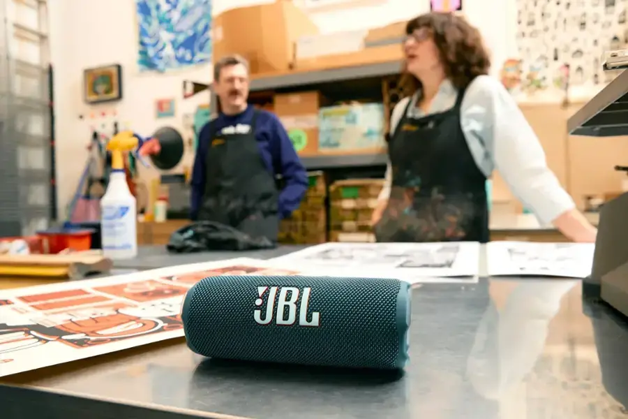 JBLFLIP7BLKAM JBL FLIP7 Portable Waterproof Wireless Speaker - Black-10