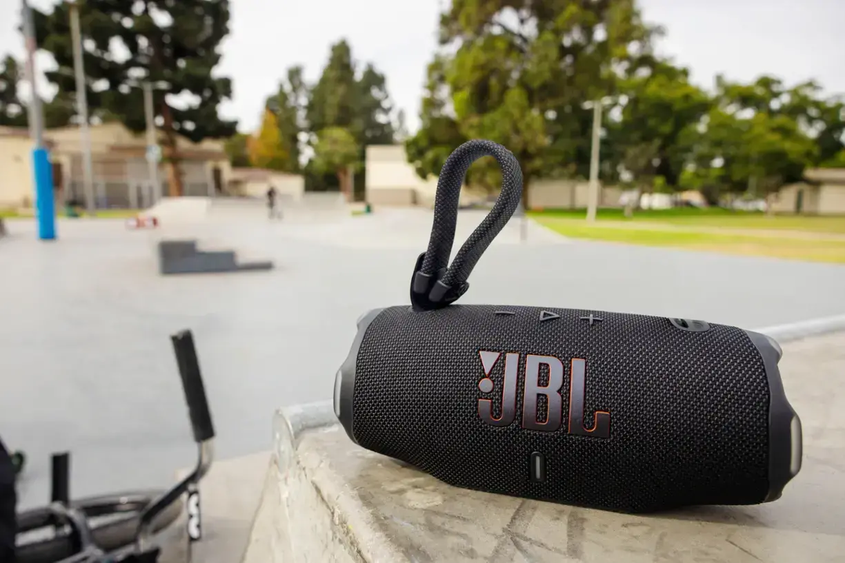 JBLCHARGE6BLKAM JBL Charge 6 Portable Wireless Speaker - Black-11